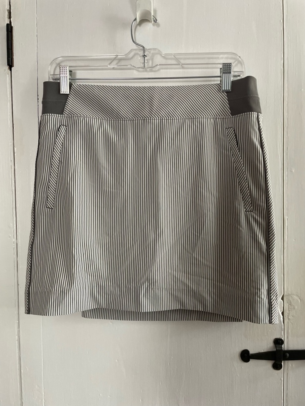 Athleta Striped Skort White & Gray Women’s performance Tennis Pickleball Size 10